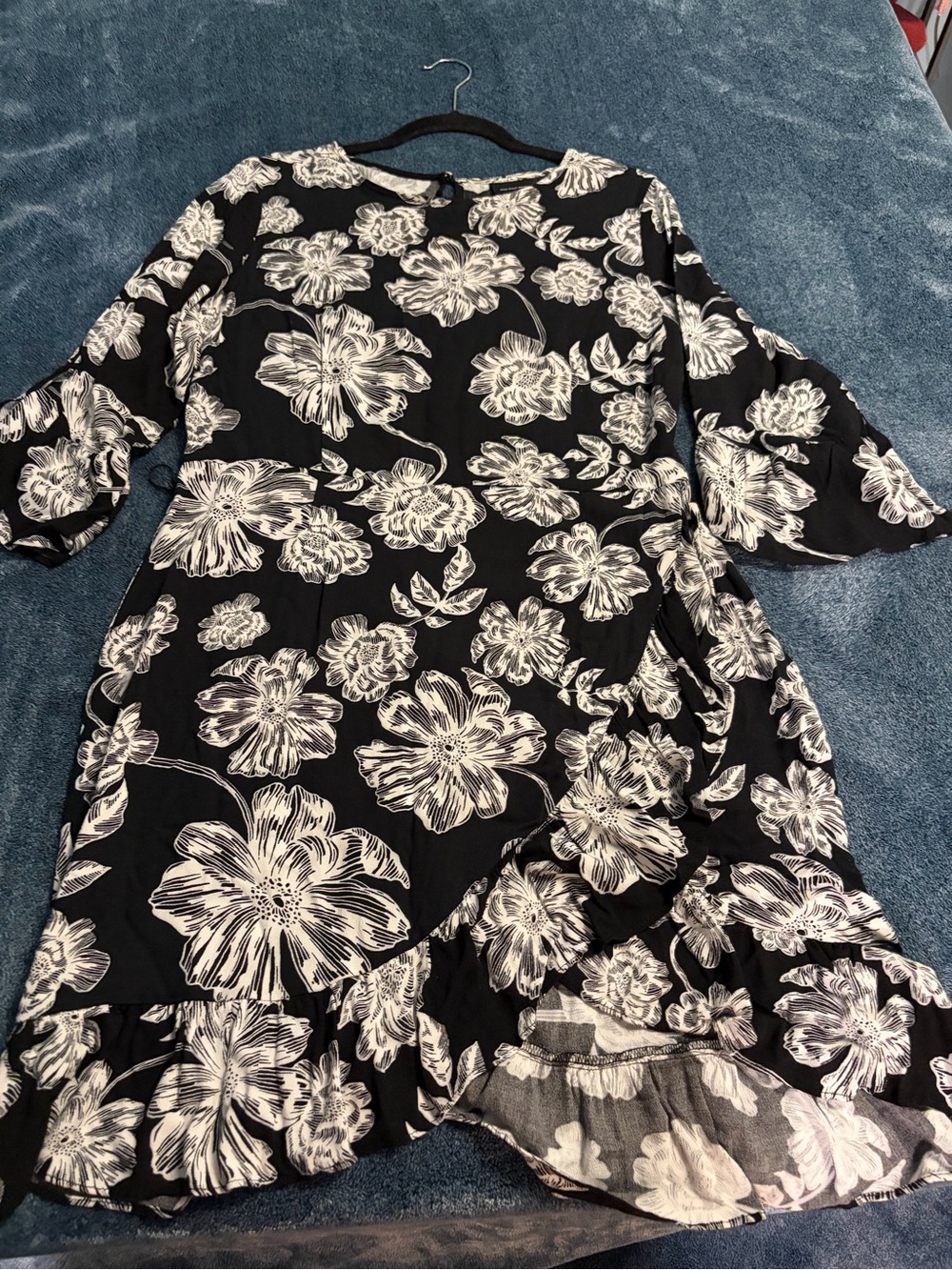 Who What Wear Black and White Floral Midi Dress